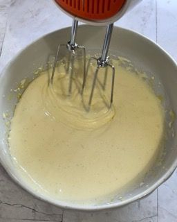 Un mixer sta mescolando un liquido giallo in una ciotola.
