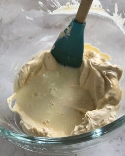 Una ciotola di glassa con una spatola dentro.
