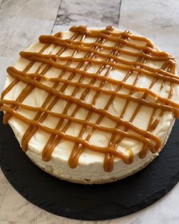 Una cheesecake con salsa al caramello sopra