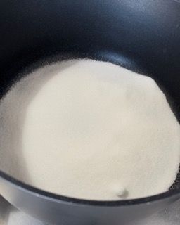 Primo piano di una padella piena di liquido bianco.