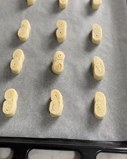 Un vassoio di biscotti appoggiato su un pezzo di carta oleata