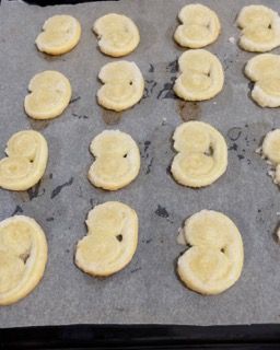 Un mucchio di biscotti sono appoggiati su un pezzo di carta oleata