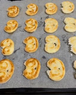 Un mucchio di biscotti con il numero 3 sopra