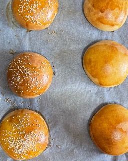 Un mucchio di panini per hamburger con semi di sesamo sopra
