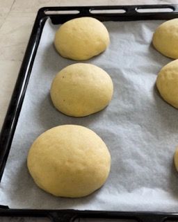 Un mucchio di palline di pasta su una teglia da forno