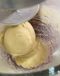 Una palla di pasta viene impastata in un'impastatrice.