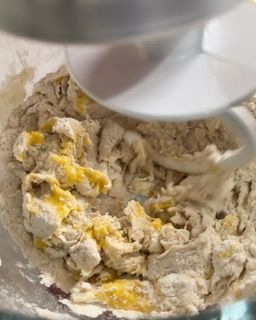 Primo piano di un mixer che mescola un impasto in una ciotola.