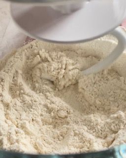 Un mixer mescola la farina in una ciotola.