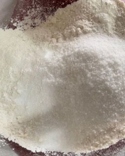 Primo piano di un mucchio di polvere bianca in una ciotola.