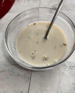 Una ciotola di zuppa con un cucchiaio dentro