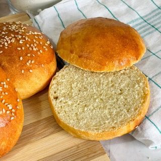 Un panino con semi di sesamo sopra viene tagliato a metà