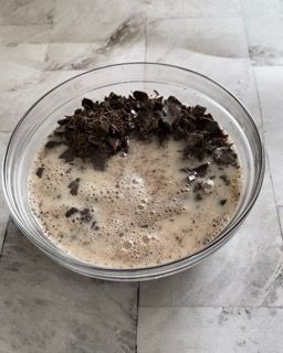 Una ciotola di latte e gocce di cioccolato su un tavolo