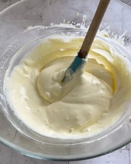 Una ciotola di glassa con una spatola dentro