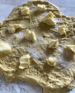Un pezzo di pasta con burro e sale sopra