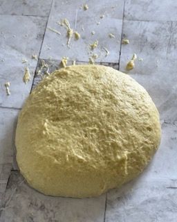 Una palla di pasta è appoggiata su un pavimento piastrellato