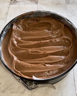 Una teglia piena di glassa al cioccolato su un tavolo