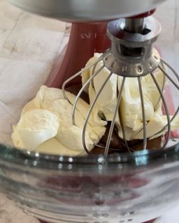 Un mixer KitchenAid con panna montata dentro