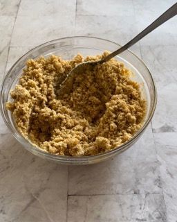 Una ciotola di cibo con un cucchiaio dentro