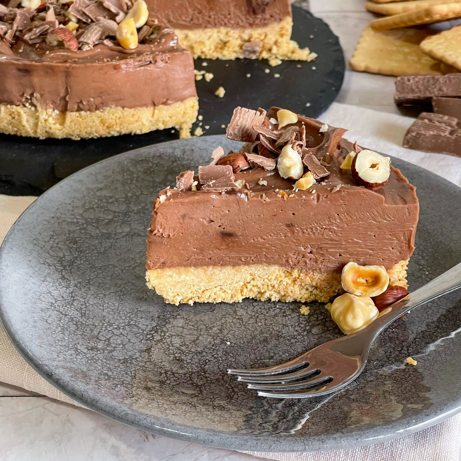 Un pezzo di torta al cioccolato su un piatto con una forchetta.