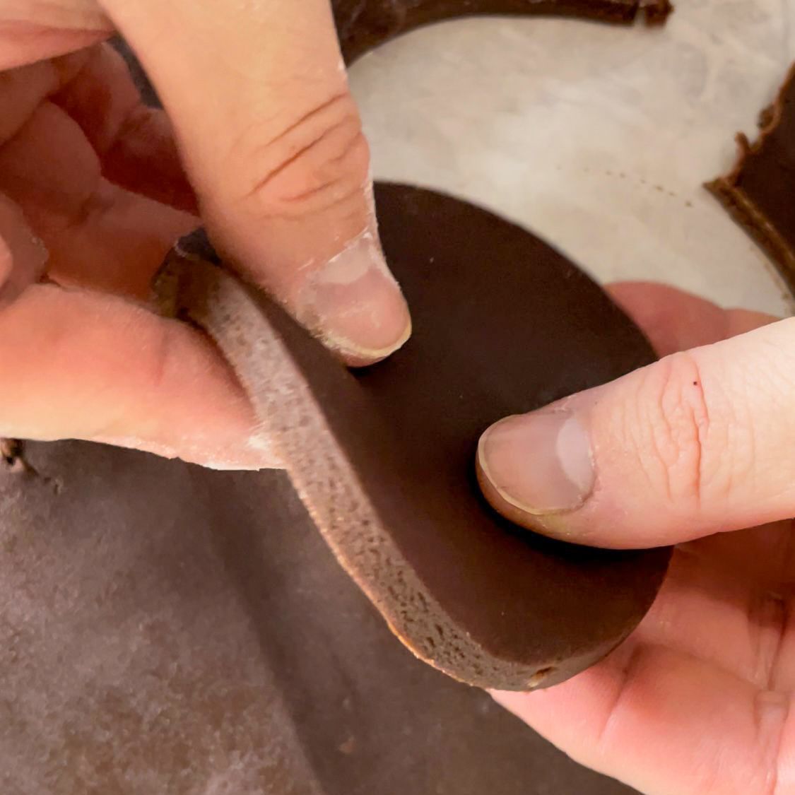 Una persona tiene in mano un pezzo di cioccolato