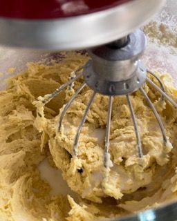 Un primo piano di un mixer con la pastella dentro