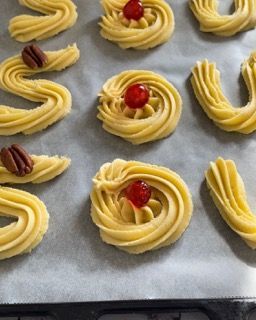 Un vassoio di biscotti con una ciliegia al centro