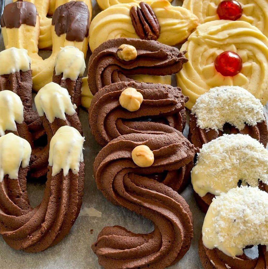 Un mucchio di diversi tipi di biscotti su un tavolo