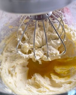 Un mixer mescola burro e olio in una ciotola.