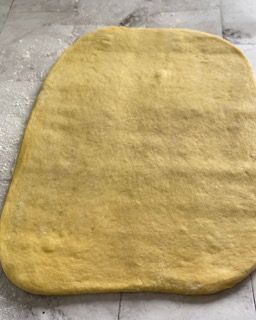 Sfoglia di pasta brioche pronta per la farcitura al cioccolato.