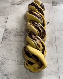 Formazione dell'intreccio decorativo tipico del babka polacco.