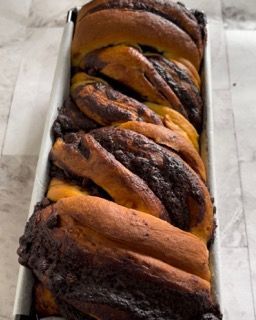 Babka dorato appena sfornato con profumo di cioccolato.