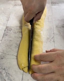 Taglio a metà del rotolo che rivela gli strati di cioccolato interni.
