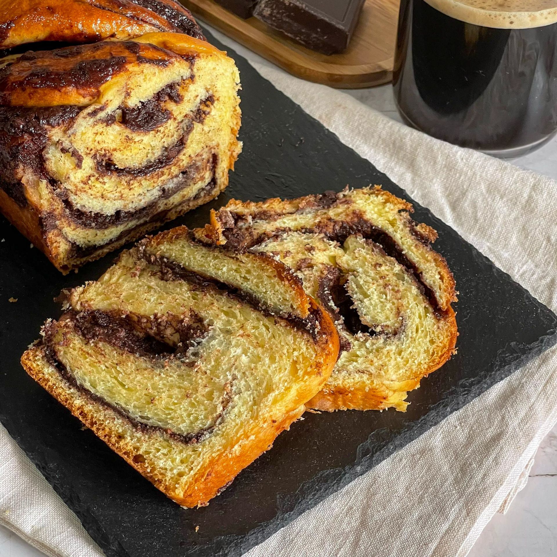 Superficie lucida del babka dolce grazie alla finitura finale.