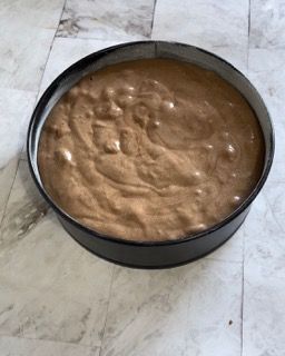 Una ciotola di salsa al cioccolato è appoggiata su un tavolo