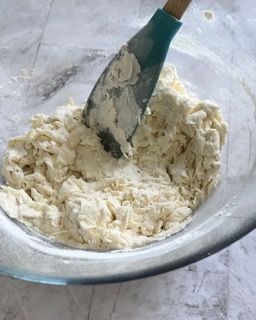 Una ciotola di pastella con una spatola dentro.
