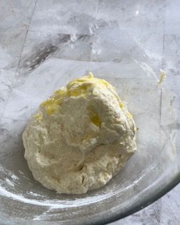 Primo piano di una palla di pasta in una ciotola di vetro.