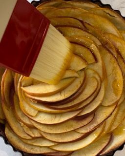 Un pennello viene utilizzato su una torta di mele