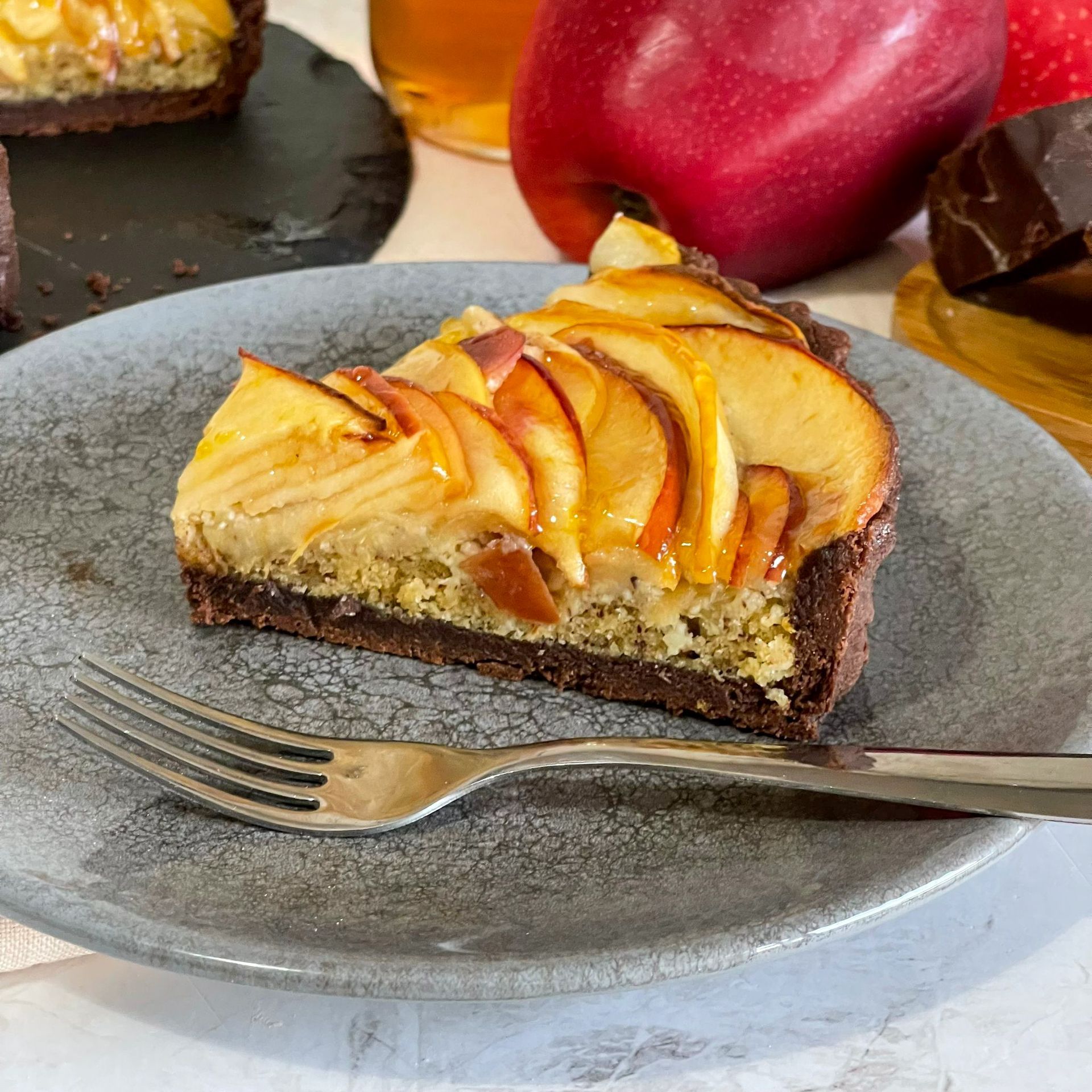 Una fetta di torta di mele su un piatto con una forchetta.