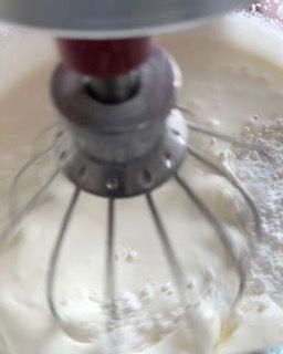 Un primo piano di un mixer con panna montata dentro