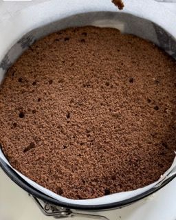 Un primo piano di una torta al cioccolato in una padella
