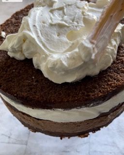 Un primo piano di una torta al cioccolato con panna montata sopra