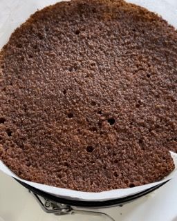 Una torta al cioccolato in una teglia con una fetta tolta.