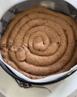 Un ricciolo di glassa al cioccolato è in una padella.