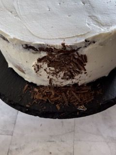 Una torta con scaglie di cioccolato sopra