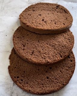 Tre fette di torta al cioccolato sono impilate una sopra l'altra