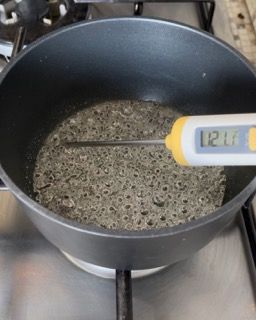 Un termometro viene utilizzato per misurare la temperatura di un liquido in una pentola.