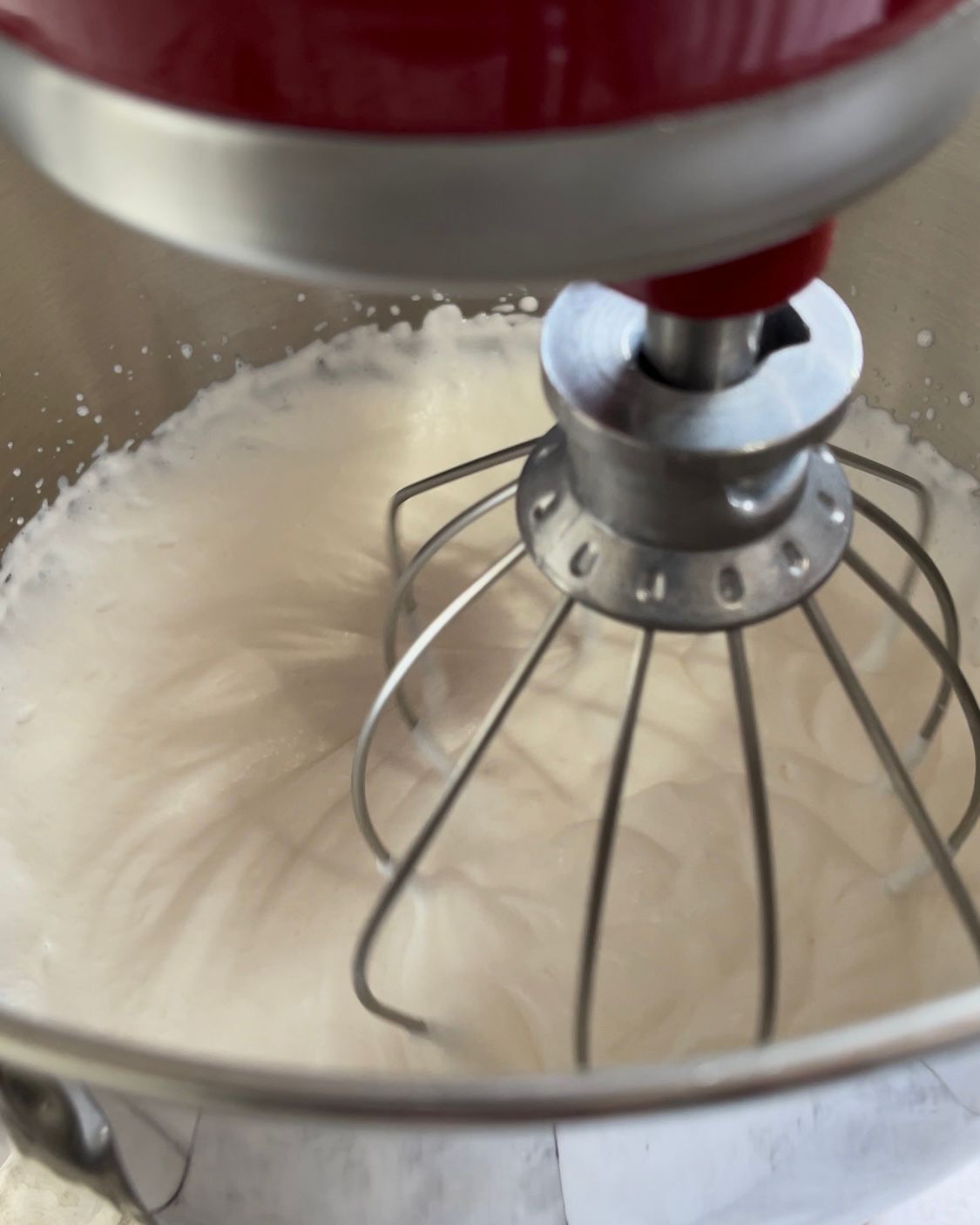 Un primo piano di un mixer con panna montata dentro