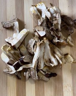 Un mucchio di funghi tritati su un tagliere di legno