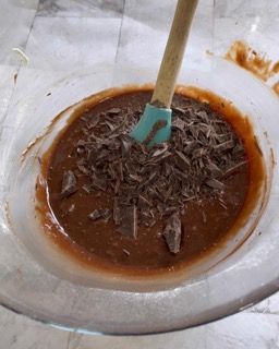 Una ciotola di salsa al cioccolato con una spatola dentro
