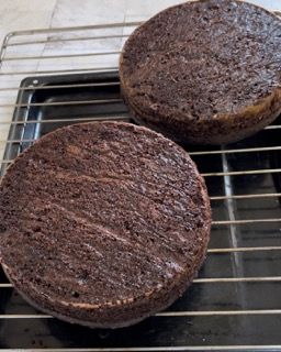 Due torte al cioccolato sono appoggiate su una griglia di raffreddamento